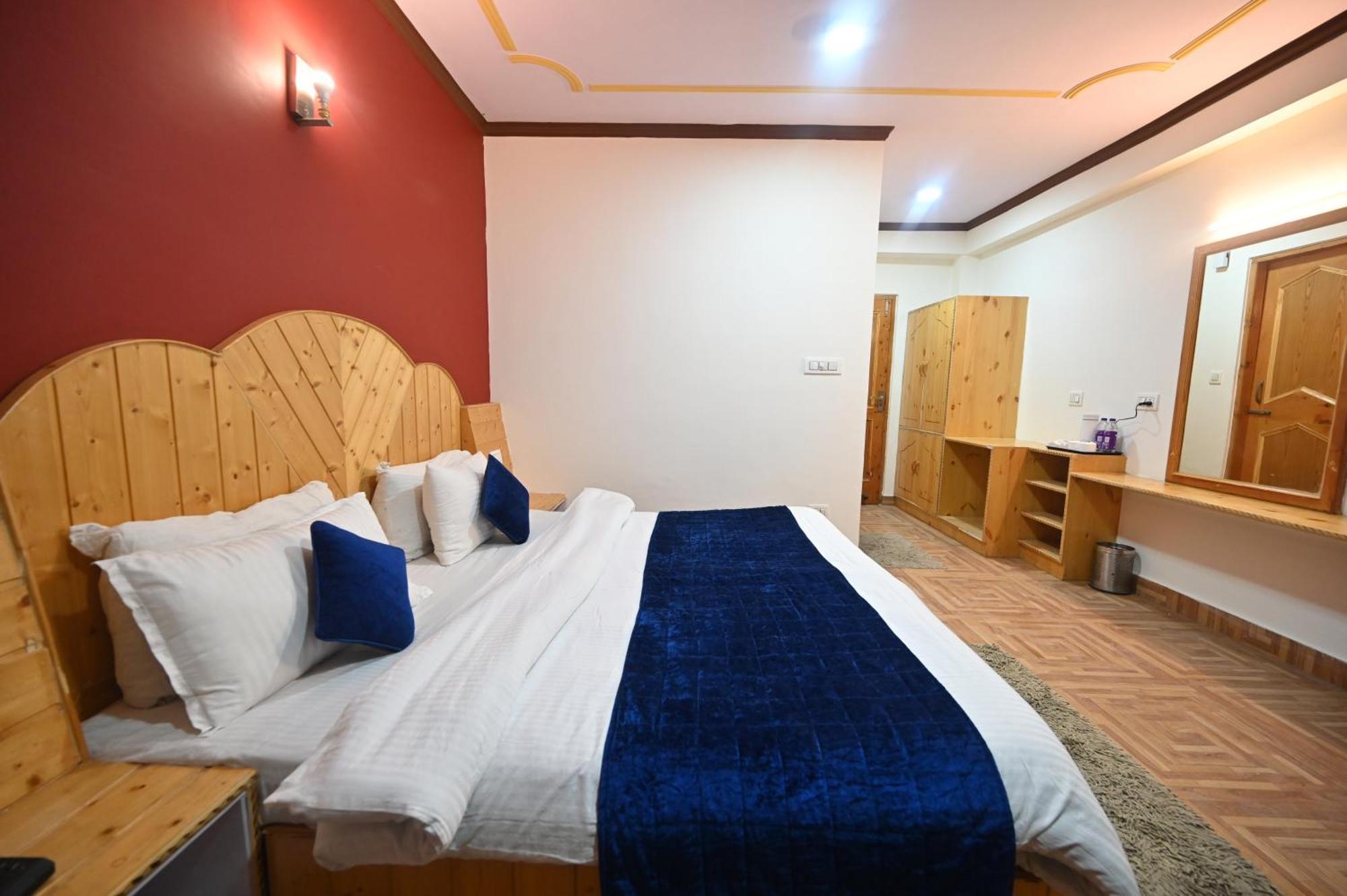 Krishana Cottage A Pure Veg !!!300 M From Hadimba Temple!!!Balcony Rooms!!!Veg Restaurant!!!Couple Friendly!!!Family Cottage!!! 马拉里 外观 照片