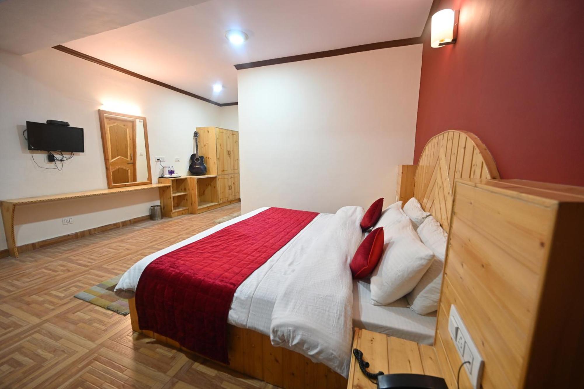 Krishana Cottage A Pure Veg !!!300 M From Hadimba Temple!!!Balcony Rooms!!!Veg Restaurant!!!Couple Friendly!!!Family Cottage!!! 马拉里 外观 照片