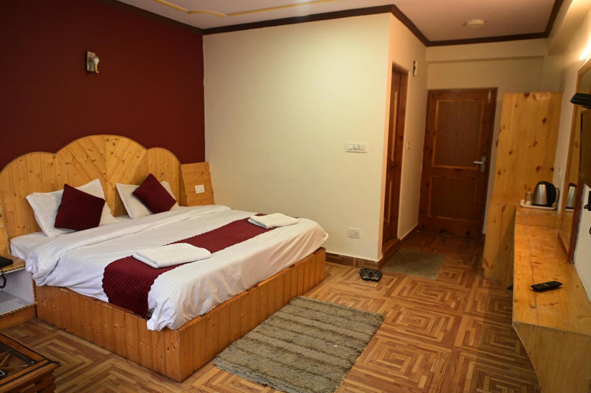 Krishana Cottage A Pure Veg !!!300 M From Hadimba Temple!!!Balcony Rooms!!!Veg Restaurant!!!Couple Friendly!!!Family Cottage!!! 马拉里 外观 照片