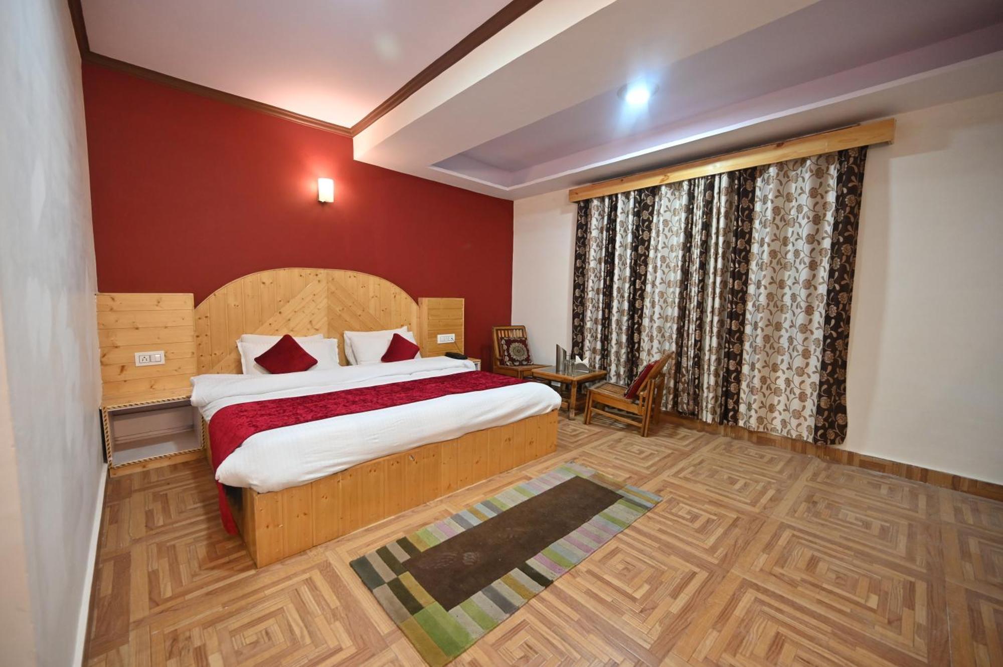 Krishana Cottage A Pure Veg !!!300 M From Hadimba Temple!!!Balcony Rooms!!!Veg Restaurant!!!Couple Friendly!!!Family Cottage!!! 马拉里 外观 照片