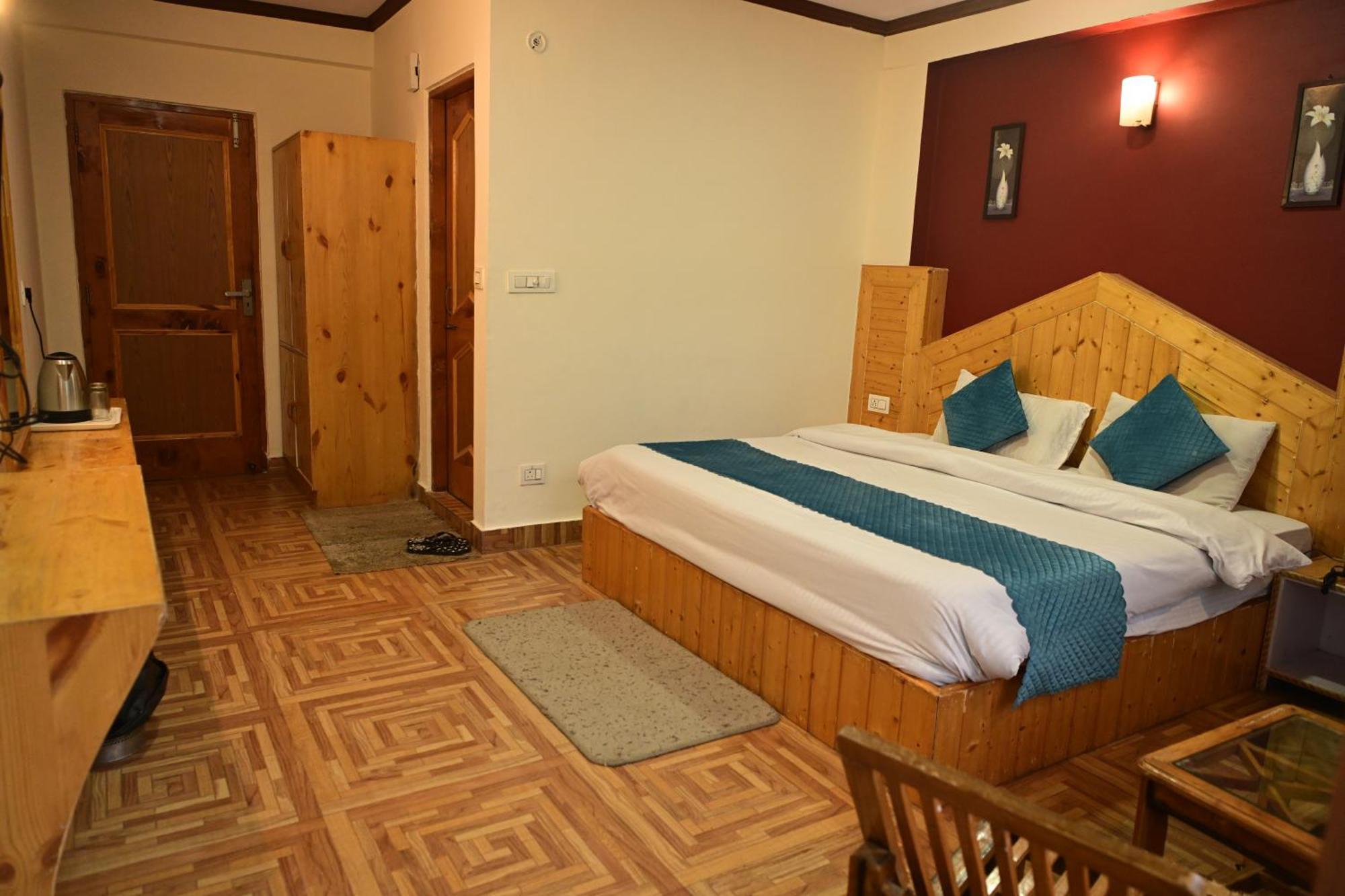 Krishana Cottage A Pure Veg !!!300 M From Hadimba Temple!!!Balcony Rooms!!!Veg Restaurant!!!Couple Friendly!!!Family Cottage!!! 马拉里 外观 照片