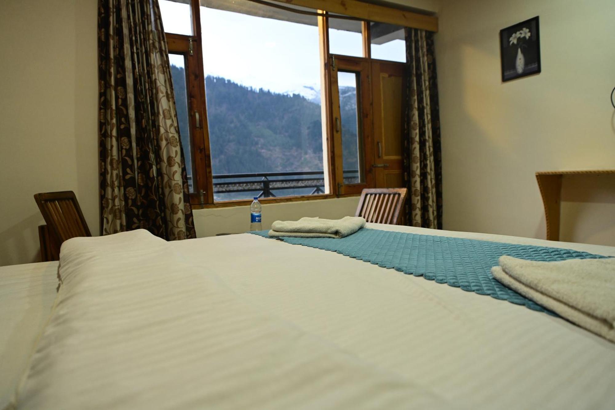 Krishana Cottage A Pure Veg !!!300 M From Hadimba Temple!!!Balcony Rooms!!!Veg Restaurant!!!Couple Friendly!!!Family Cottage!!! 马拉里 外观 照片