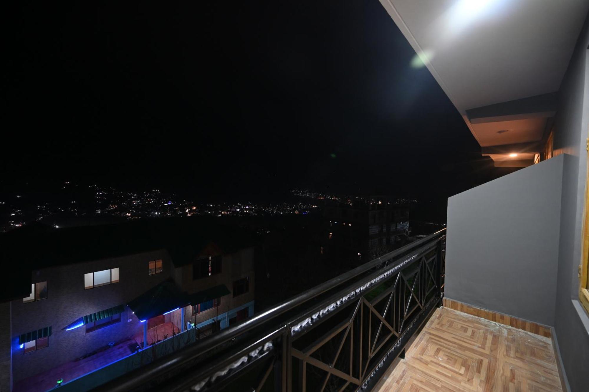 Krishana Cottage A Pure Veg !!!300 M From Hadimba Temple!!!Balcony Rooms!!!Veg Restaurant!!!Couple Friendly!!!Family Cottage!!! 马拉里 外观 照片