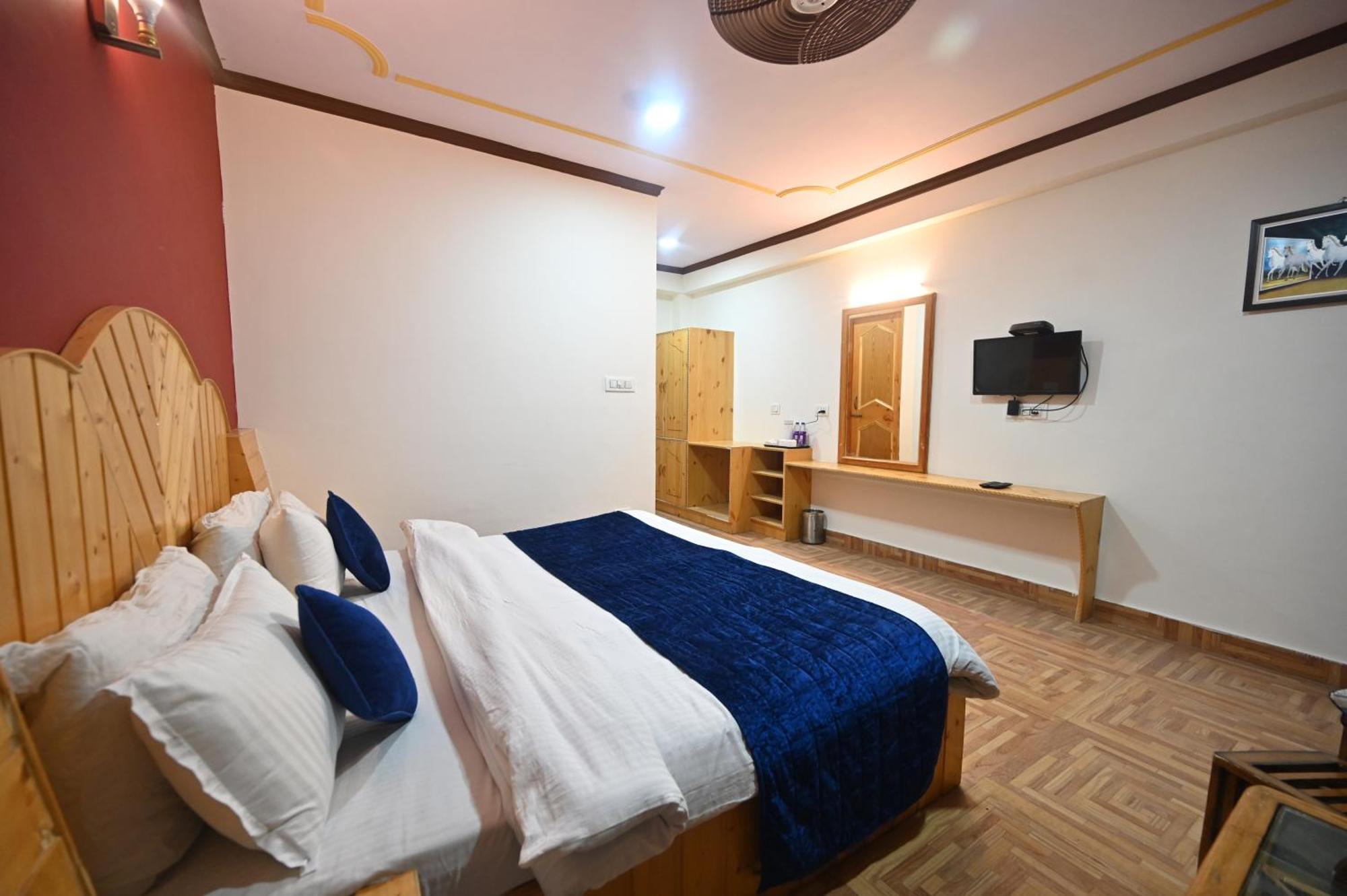 Krishana Cottage A Pure Veg !!!300 M From Hadimba Temple!!!Balcony Rooms!!!Veg Restaurant!!!Couple Friendly!!!Family Cottage!!! 马拉里 外观 照片