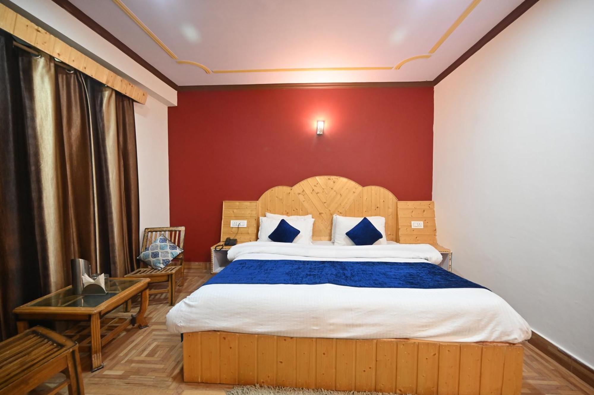 Krishana Cottage A Pure Veg !!!300 M From Hadimba Temple!!!Balcony Rooms!!!Veg Restaurant!!!Couple Friendly!!!Family Cottage!!! 马拉里 外观 照片