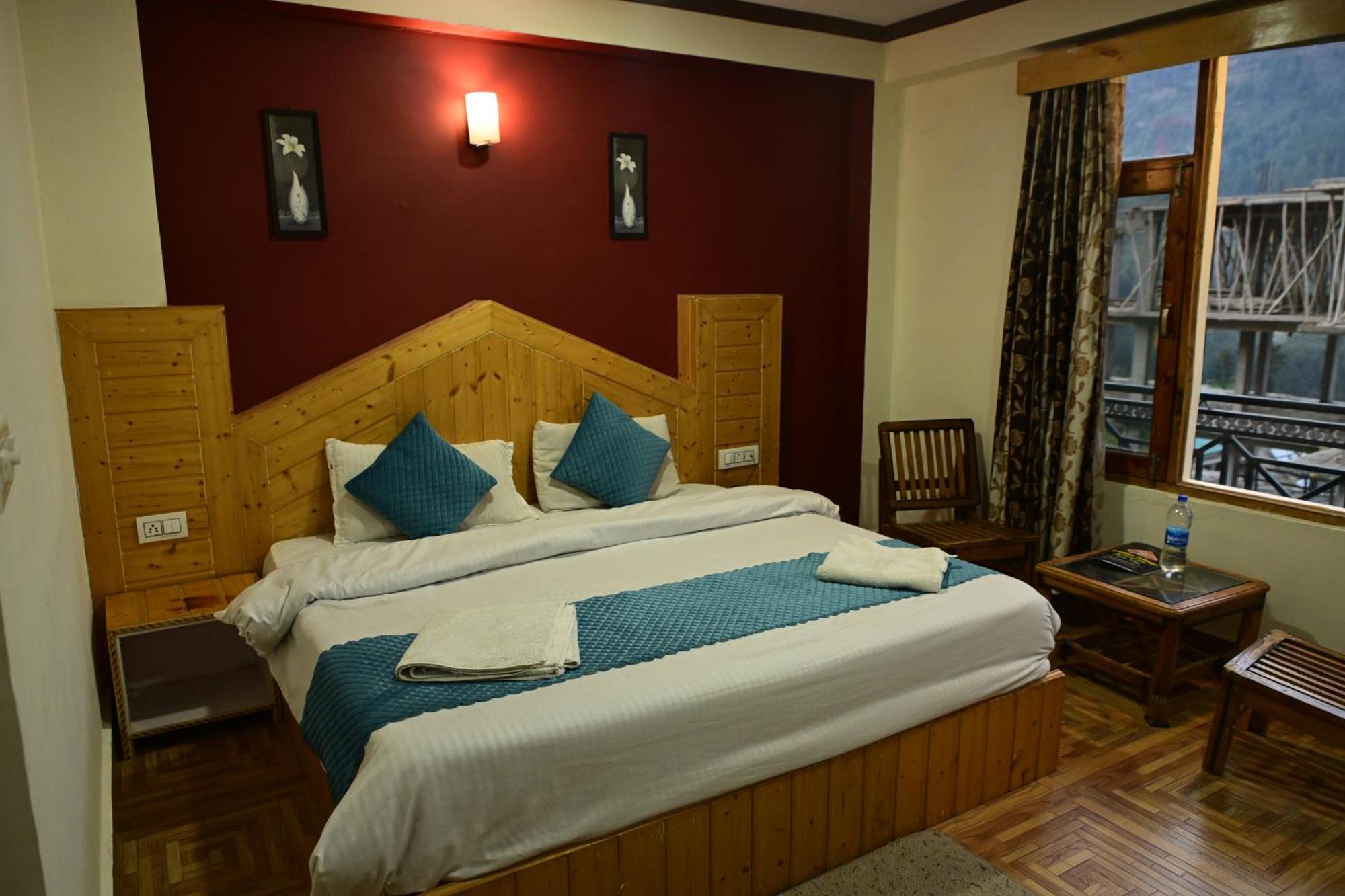Krishana Cottage A Pure Veg !!!300 M From Hadimba Temple!!!Balcony Rooms!!!Veg Restaurant!!!Couple Friendly!!!Family Cottage!!! 马拉里 外观 照片