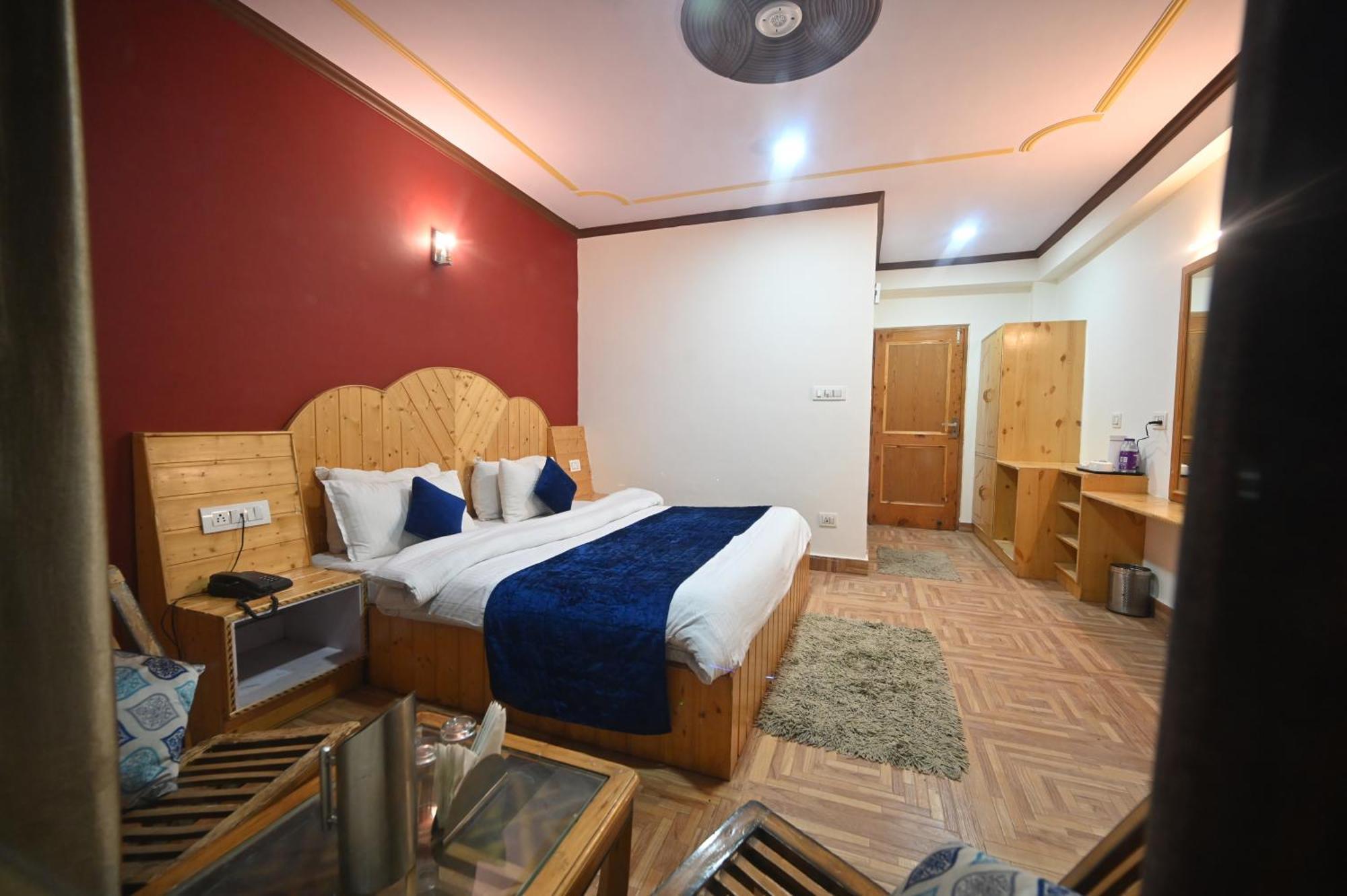 Krishana Cottage A Pure Veg !!!300 M From Hadimba Temple!!!Balcony Rooms!!!Veg Restaurant!!!Couple Friendly!!!Family Cottage!!! 马拉里 外观 照片