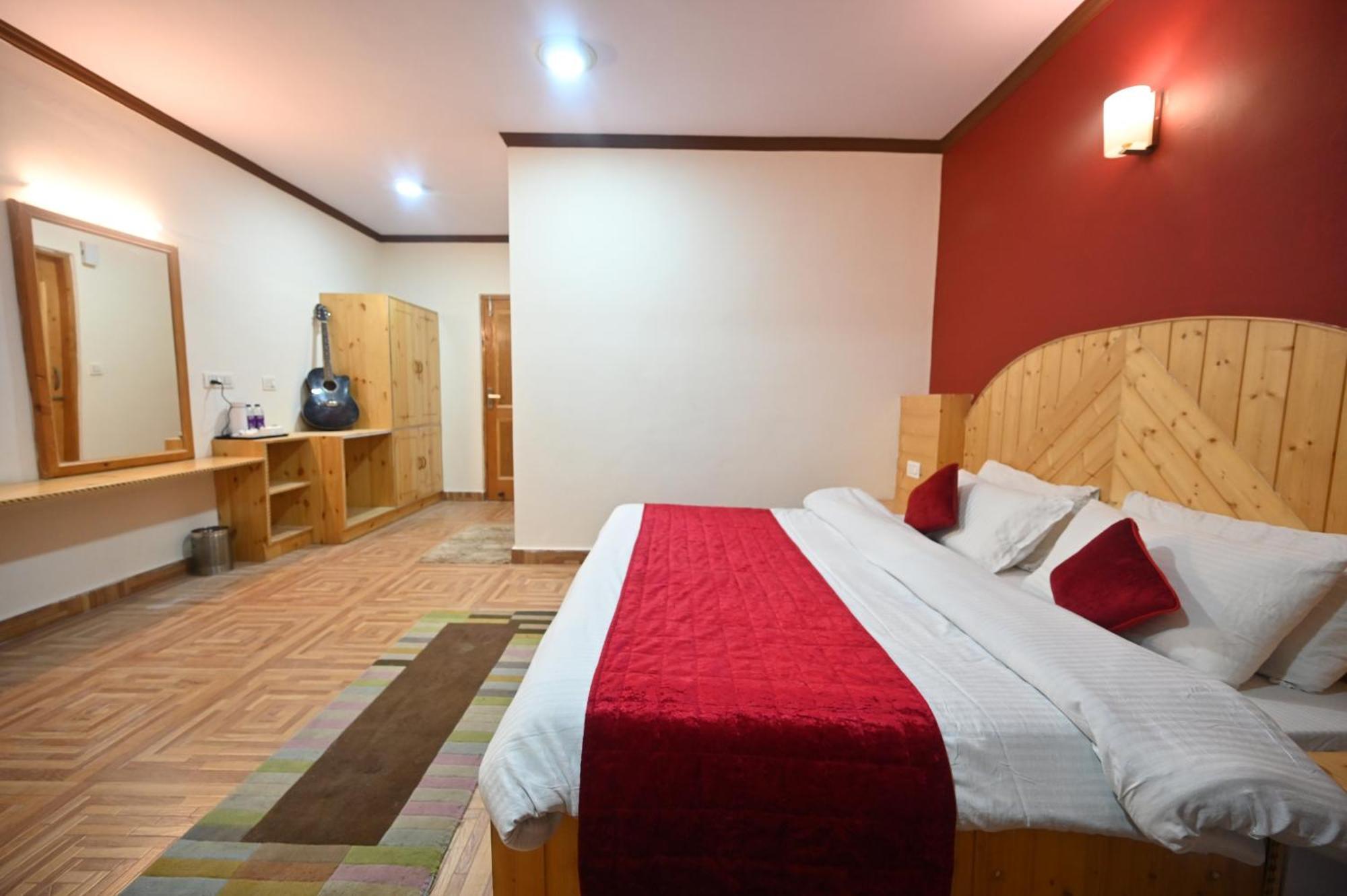 Krishana Cottage A Pure Veg !!!300 M From Hadimba Temple!!!Balcony Rooms!!!Veg Restaurant!!!Couple Friendly!!!Family Cottage!!! 马拉里 外观 照片
