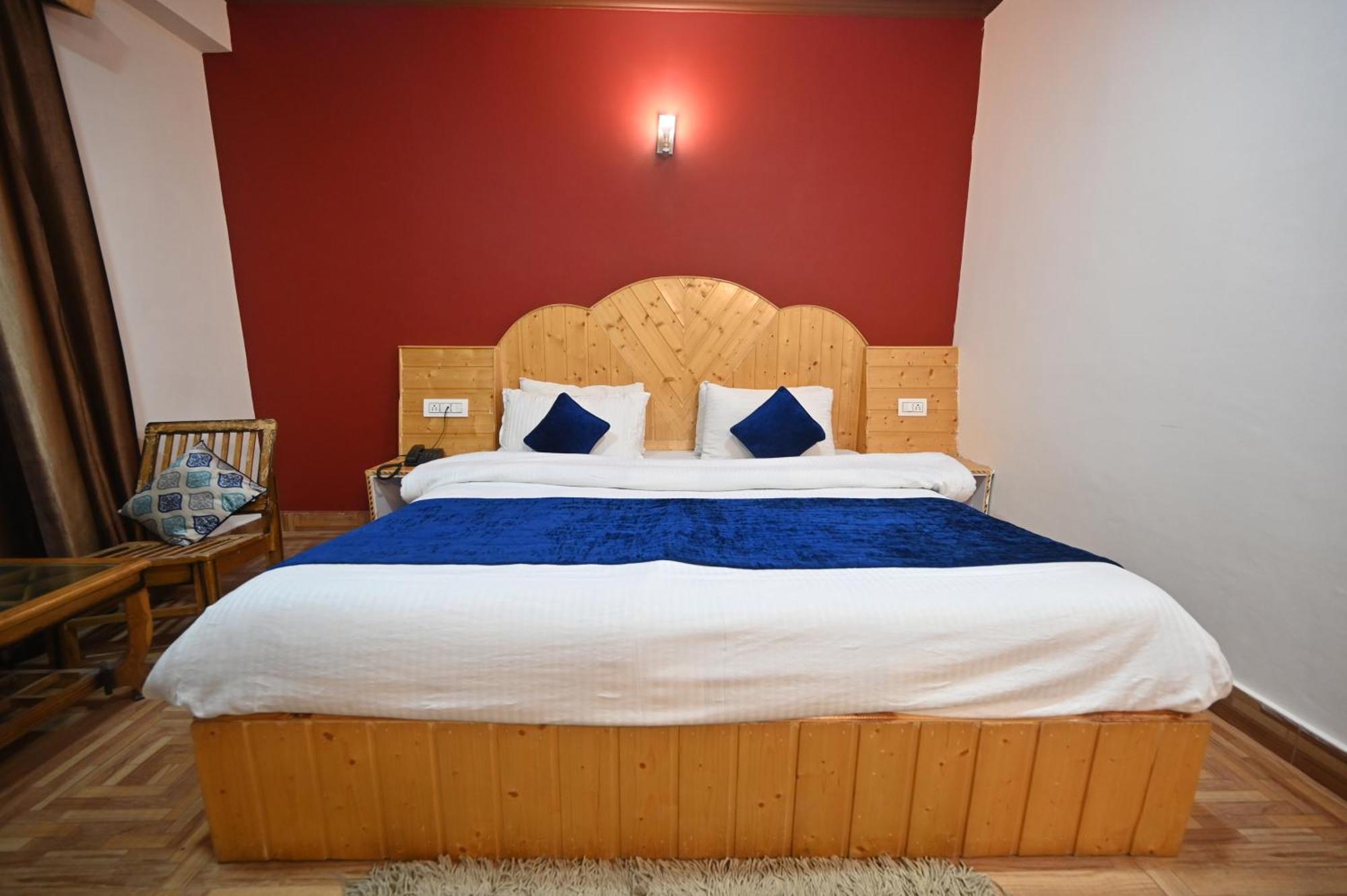 Krishana Cottage A Pure Veg !!!300 M From Hadimba Temple!!!Balcony Rooms!!!Veg Restaurant!!!Couple Friendly!!!Family Cottage!!! 马拉里 外观 照片