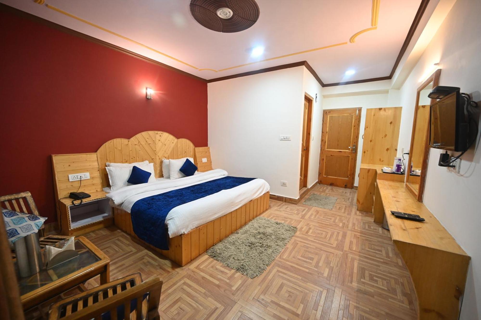Krishana Cottage A Pure Veg !!!300 M From Hadimba Temple!!!Balcony Rooms!!!Veg Restaurant!!!Couple Friendly!!!Family Cottage!!! 马拉里 外观 照片