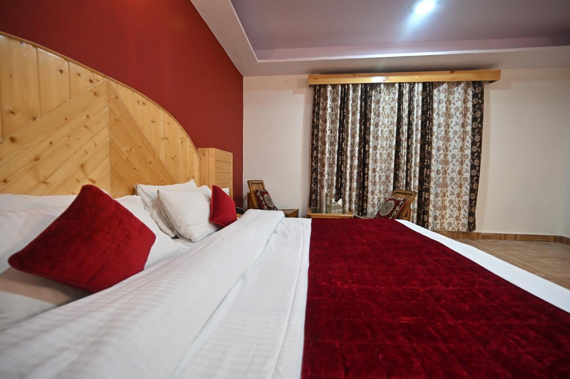Krishana Cottage A Pure Veg !!!300 M From Hadimba Temple!!!Balcony Rooms!!!Veg Restaurant!!!Couple Friendly!!!Family Cottage!!! 马拉里 外观 照片