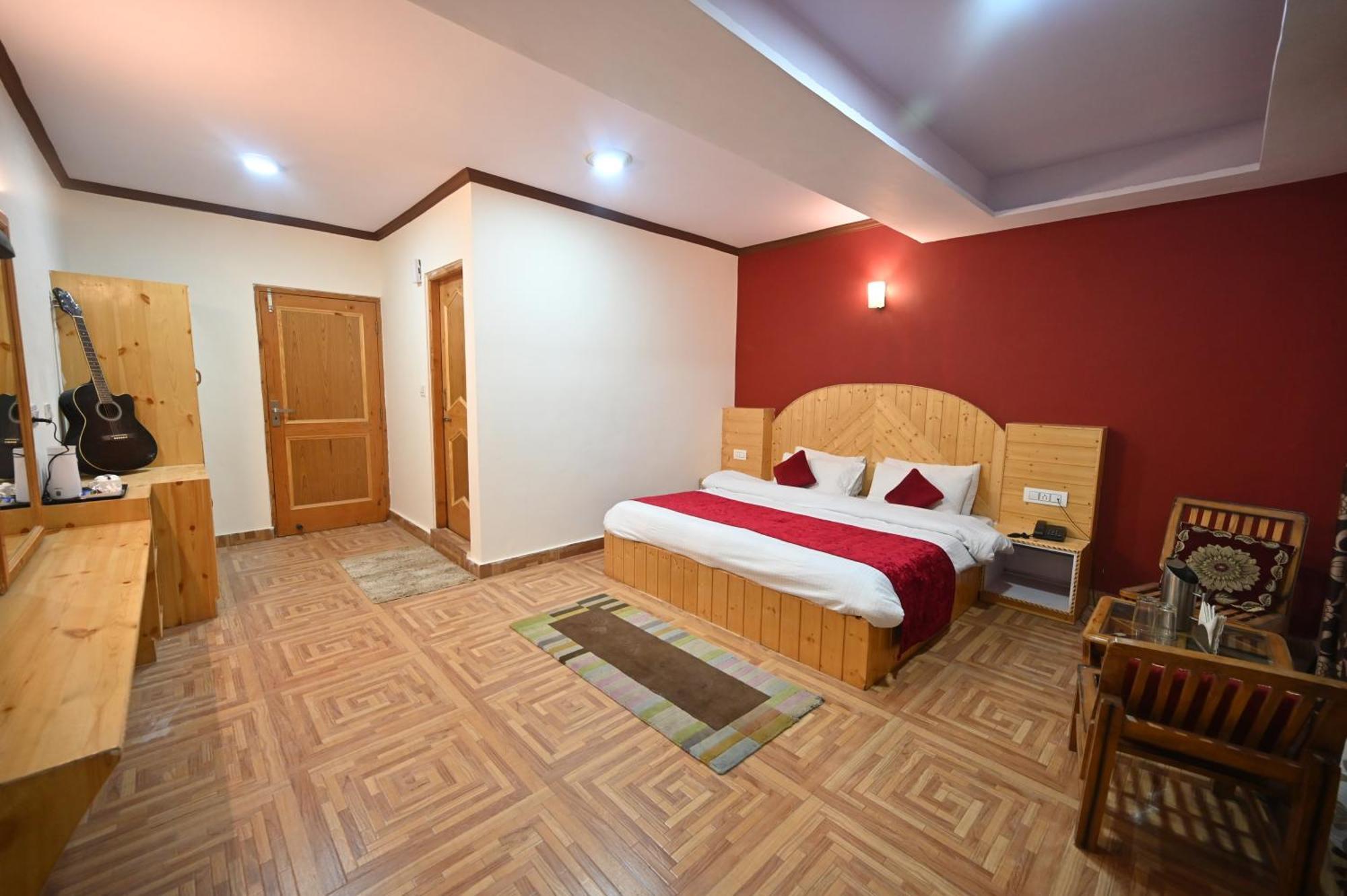 Krishana Cottage A Pure Veg !!!300 M From Hadimba Temple!!!Balcony Rooms!!!Veg Restaurant!!!Couple Friendly!!!Family Cottage!!! 马拉里 外观 照片