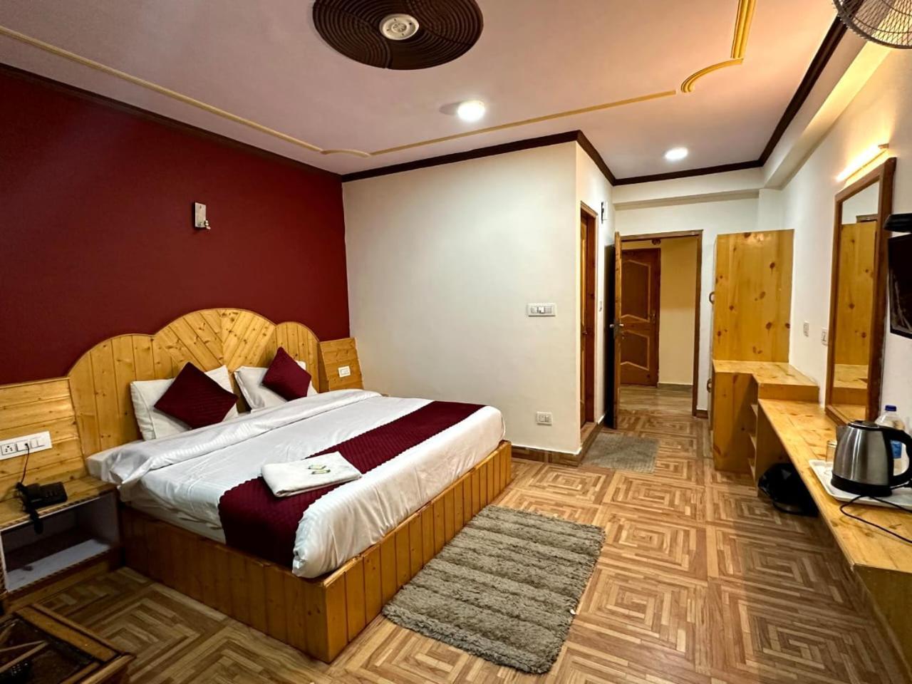 Krishana Cottage A Pure Veg !!!300 M From Hadimba Temple!!!Balcony Rooms!!!Veg Restaurant!!!Couple Friendly!!!Family Cottage!!! 马拉里 客房 照片
