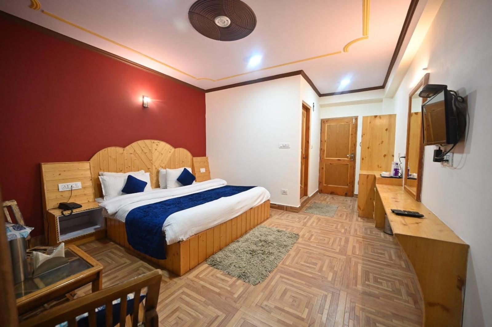 Krishana Cottage A Pure Veg !!!300 M From Hadimba Temple!!!Balcony Rooms!!!Veg Restaurant!!!Couple Friendly!!!Family Cottage!!! 马拉里 客房 照片