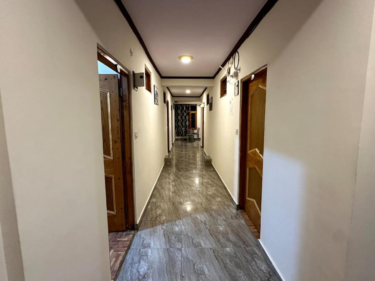 Krishana Cottage A Pure Veg !!!300 M From Hadimba Temple!!!Balcony Rooms!!!Veg Restaurant!!!Couple Friendly!!!Family Cottage!!! 马拉里 外观 照片