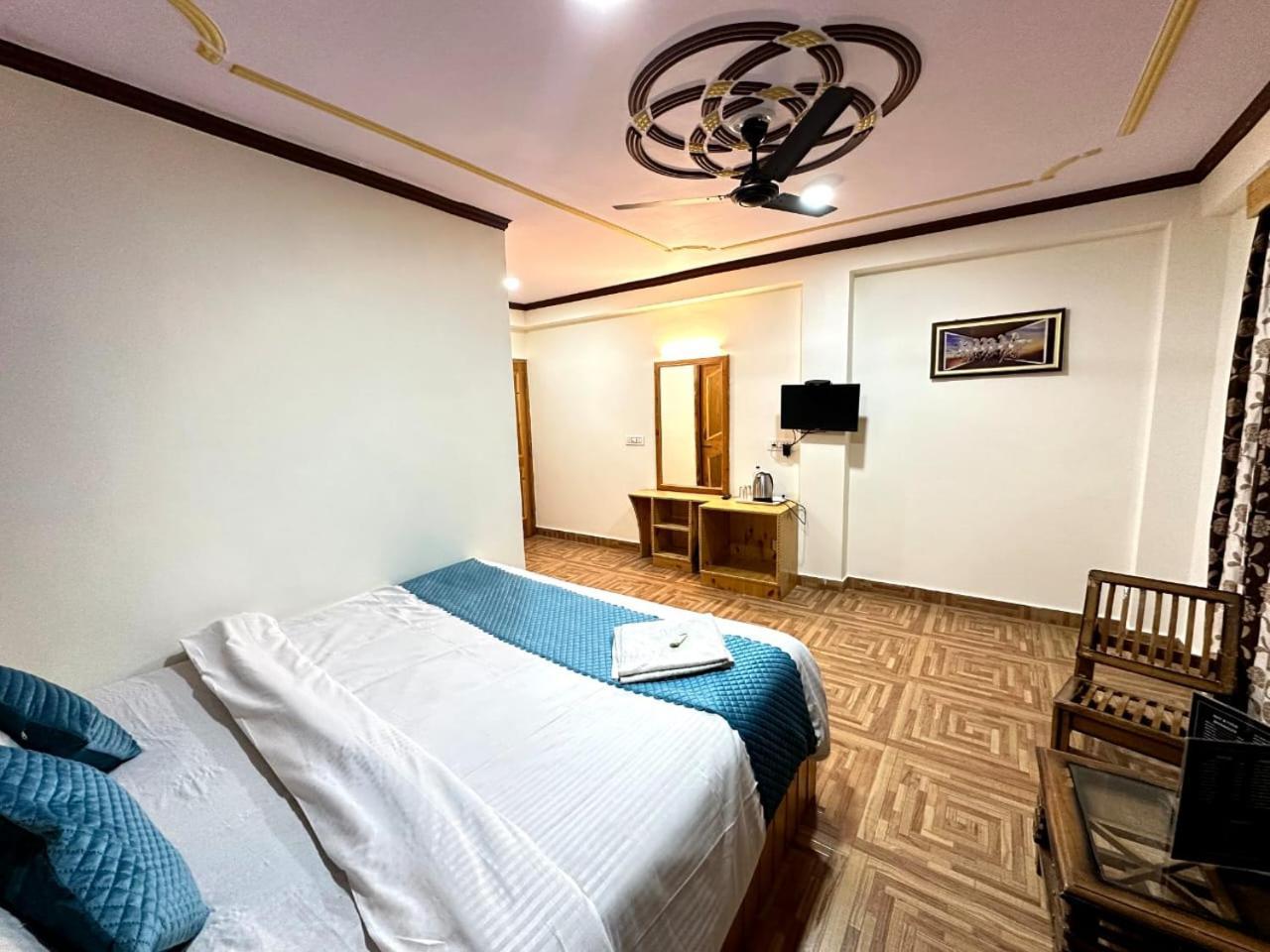 Krishana Cottage A Pure Veg !!!300 M From Hadimba Temple!!!Balcony Rooms!!!Veg Restaurant!!!Couple Friendly!!!Family Cottage!!! 马拉里 外观 照片