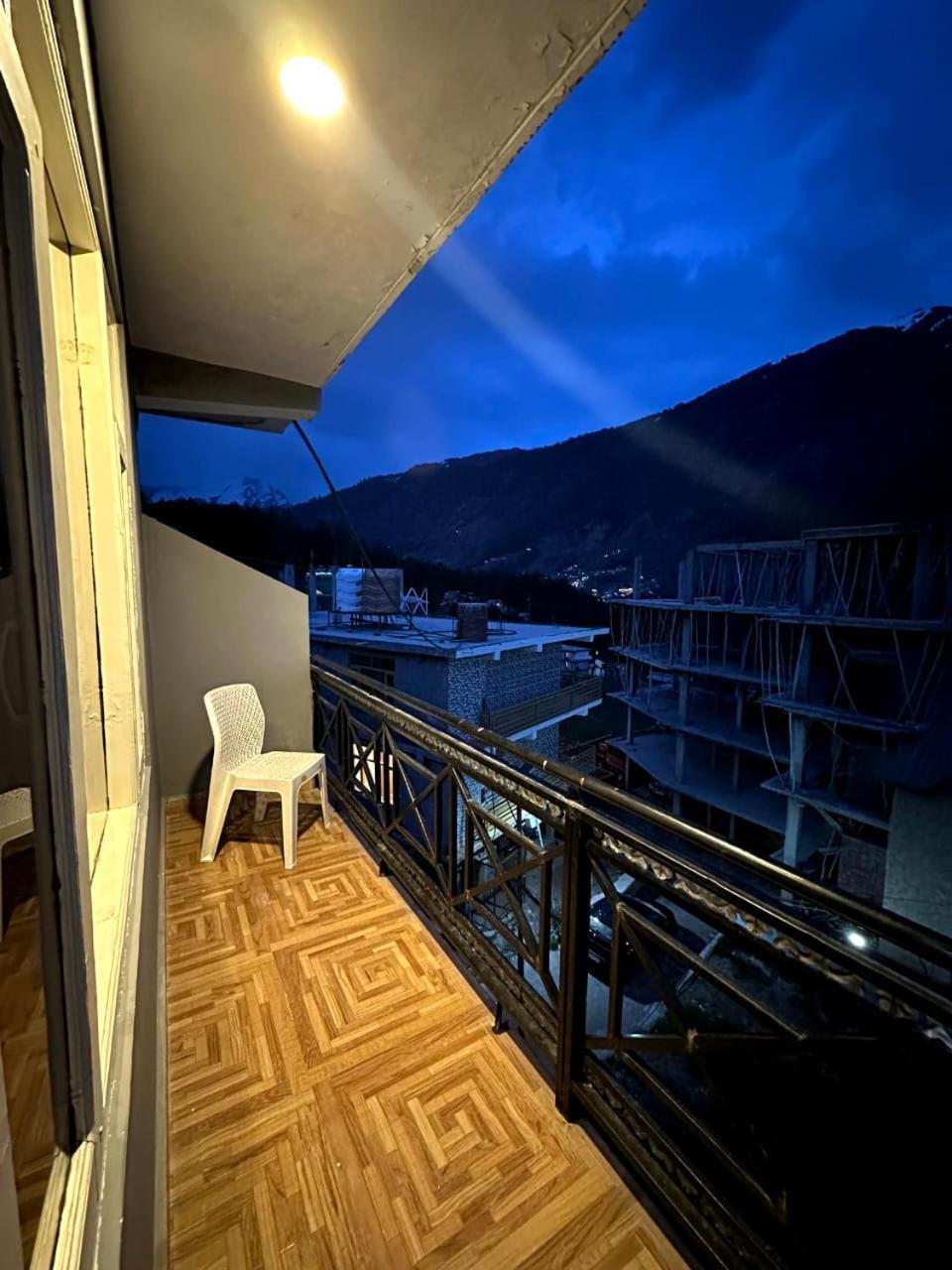 Krishana Cottage A Pure Veg !!!300 M From Hadimba Temple!!!Balcony Rooms!!!Veg Restaurant!!!Couple Friendly!!!Family Cottage!!! 马拉里 外观 照片